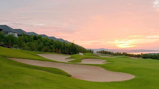 A golf course with bunkers and a sunset view. - Villa Panda At Sea Links Golf Resort (Phu Thuy)