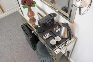 A compact kitchenette with a coffee machine, a kettle, and a small trash bin. - Highline Downtown Old Town Unirii Square (Bucharest)