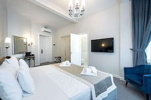 A hotel room with a bed, a TV, a desk, and a chair. - Highline Downtown Old Town Unirii Square (Bucharest)