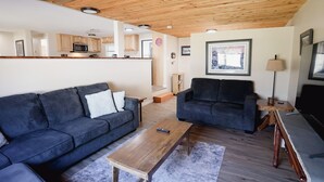 En stue med to sofaer, et sofabord og et tv-møbel.