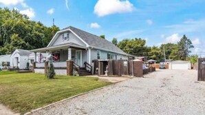 Exterior - The coolest most fun house with pool hot tub pool table air hockey and much more (Springfield)
