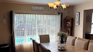 Dining - The coolest most fun house with pool hot tub pool table air hockey and much more (Springfield)