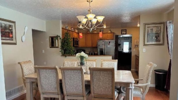 Dining - The coolest most fun house with pool hot tub pool table air hockey and much more (Springfield)
