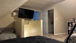 Room - The coolest most fun house with pool hot tub pool table air hockey and much more (Springfield)