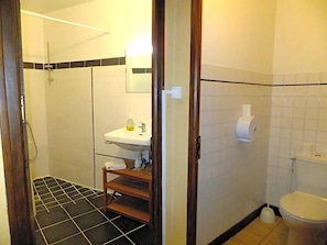 A bathroom with a shower, sink, toilet, and a mirror. - Hv¥tel Les Templiers (Luz-Saint-Sauveur)
