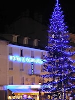Um edifício com uma placa que diz 'HOTEL LE COMMERCES'.