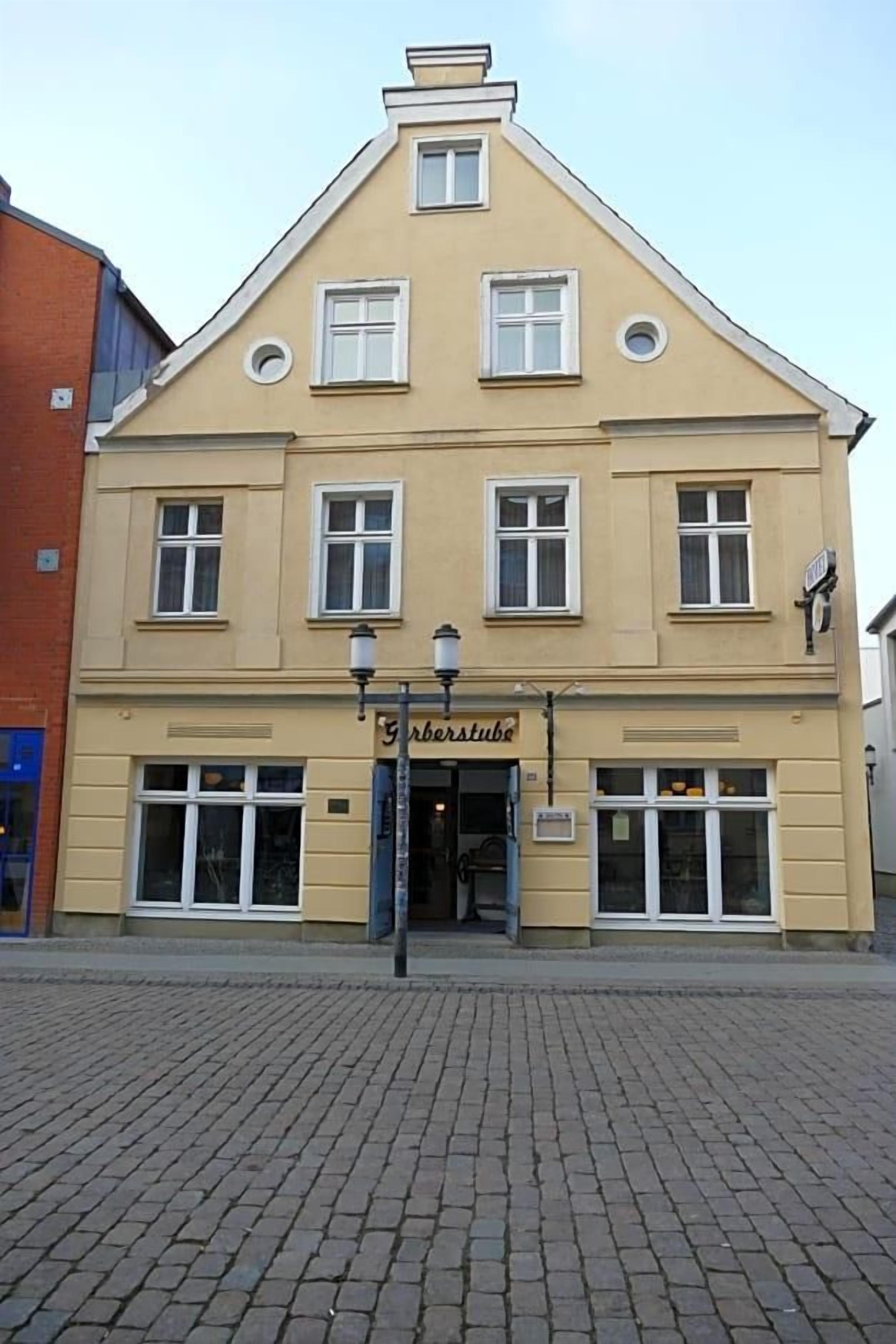 Un edificio con un letrero que dice 'Gasthof'.