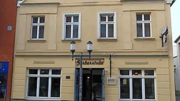 Ein Gebäude mit einem Schild, auf dem 'Gasthof' steht.