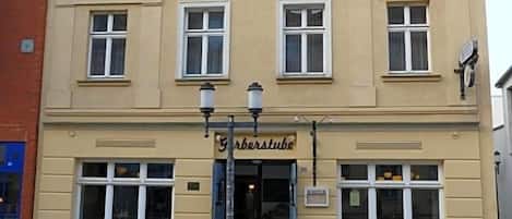Un edificio con un letrero que dice 'Gasthof'.