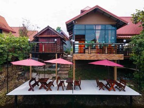 A two-story building with a balcony and outdoor seating area. - Chiw Rim Chon Resort Pak Chong (Pak Chong)