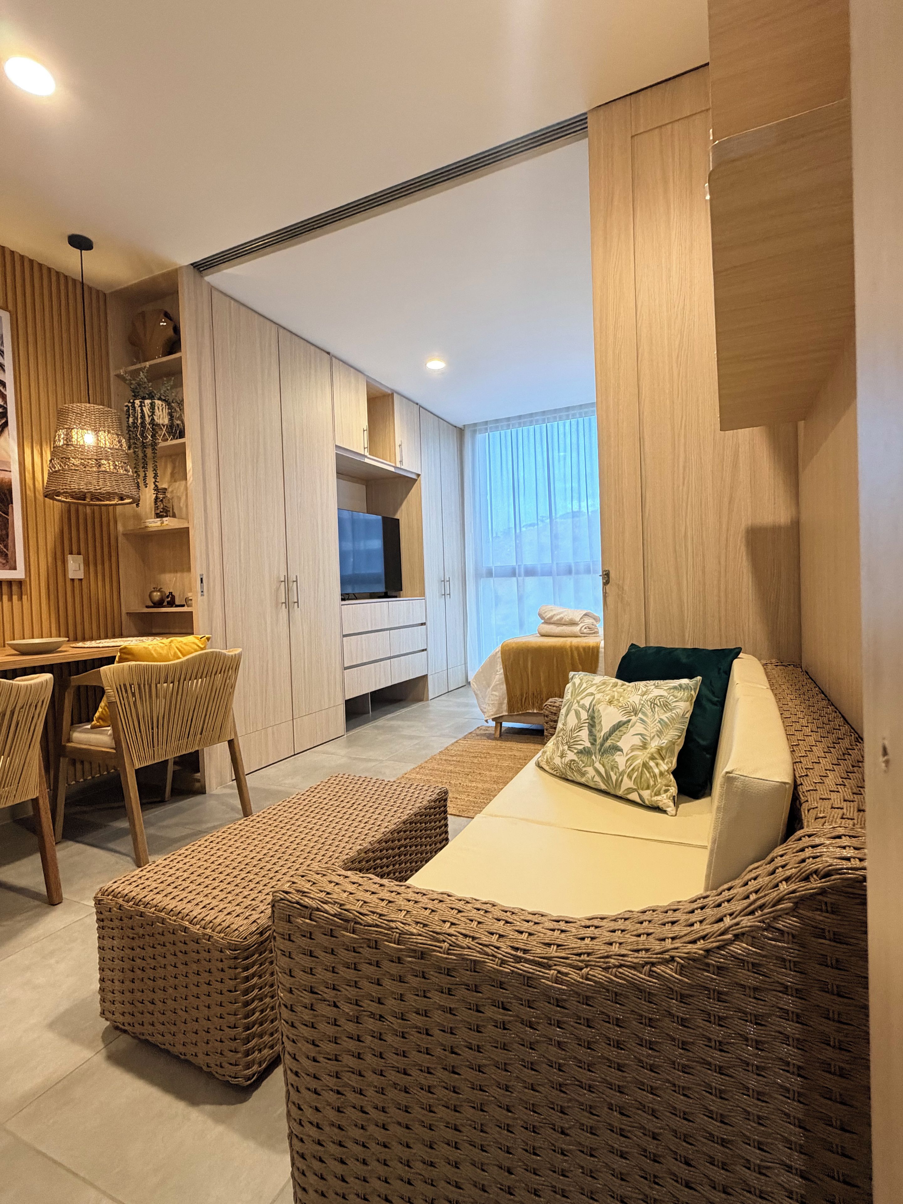 Un salon moderne comprenant un canapé, un coin repas et un téléviseur.