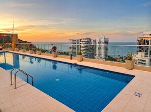 A rooftop swimming pool with a view of the sea and buildings. - Luxury Oceanfront Suite / High-Speed Internet / Near the Ocean / Salguero Beach (Gaira)