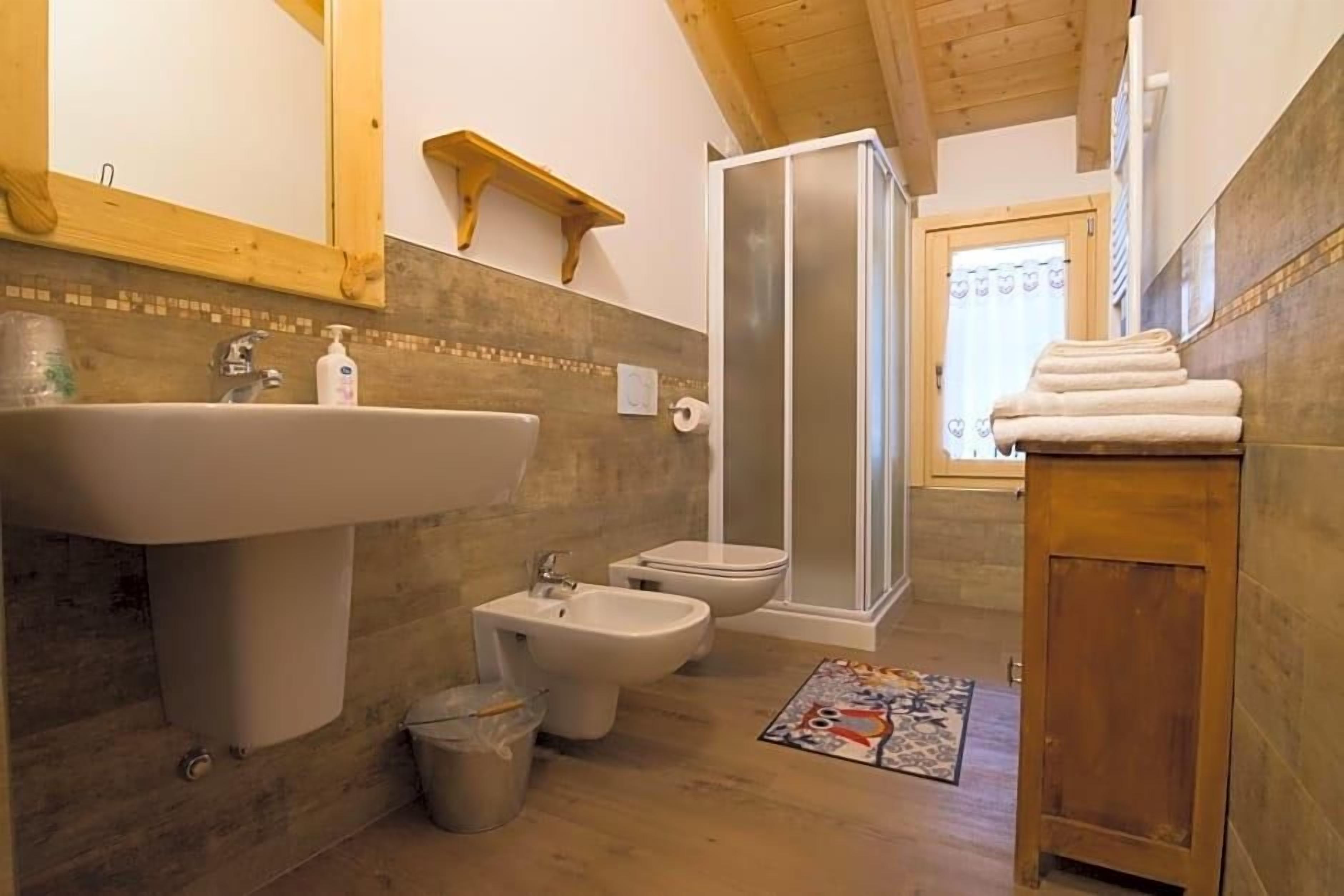 Un bagno con lavandino, bidet, WC e doccia.