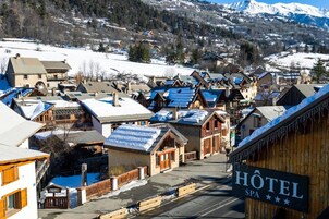 Un hôtel dont l’enseigne indique qu’il propose un espace de soins et de bien-être.