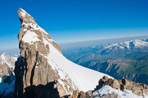 Un sommet de montagne enneigé, avec un ciel dégagé.