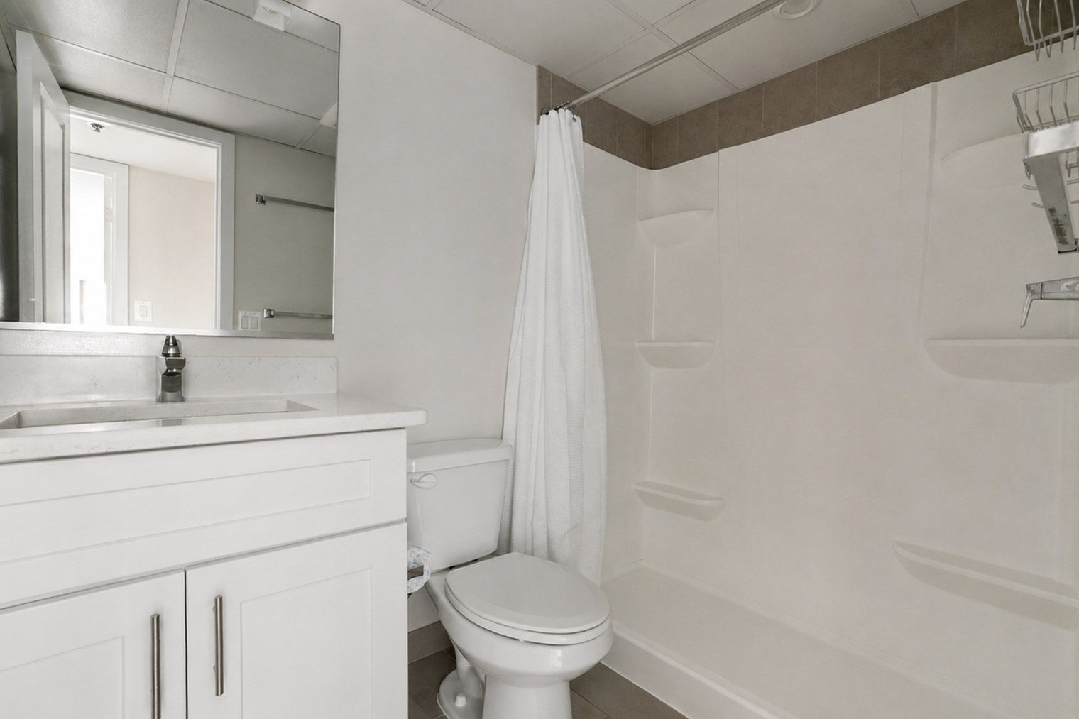 Een badkamer met toilet, wastafel, spiegel en douche.