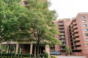 A multi-story brick building with balconies and a sign indicating 'DOWNTOWN PARK 2500'. - Blueground | Clarendon, gym, nr Arlington Cemetery (Arlington)