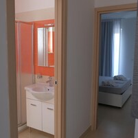 Un baño moderno con lavabo, espejo y muebles.