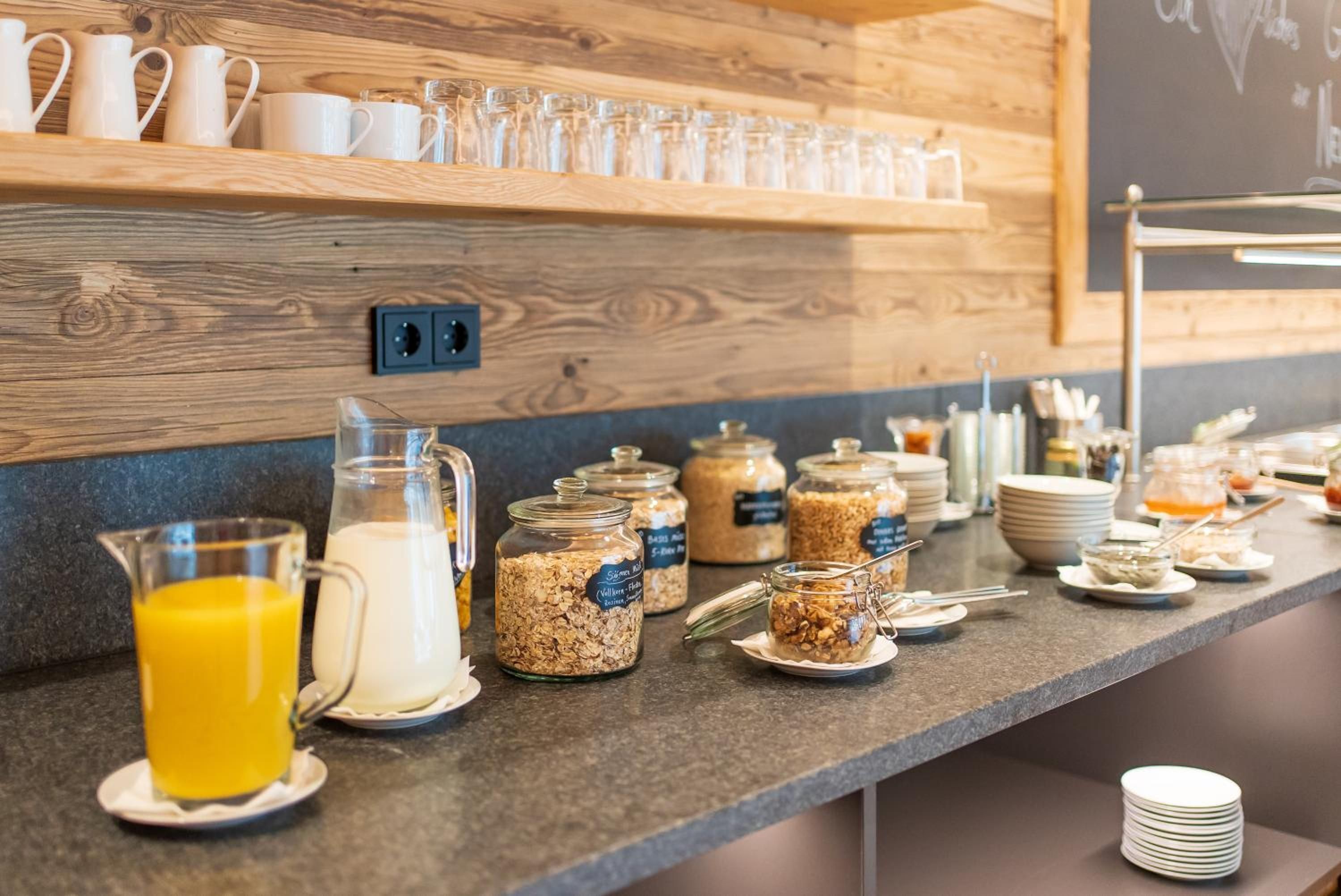 Ein reichhaltiges Frühstücksbuffet mit Speisen und Getränken.