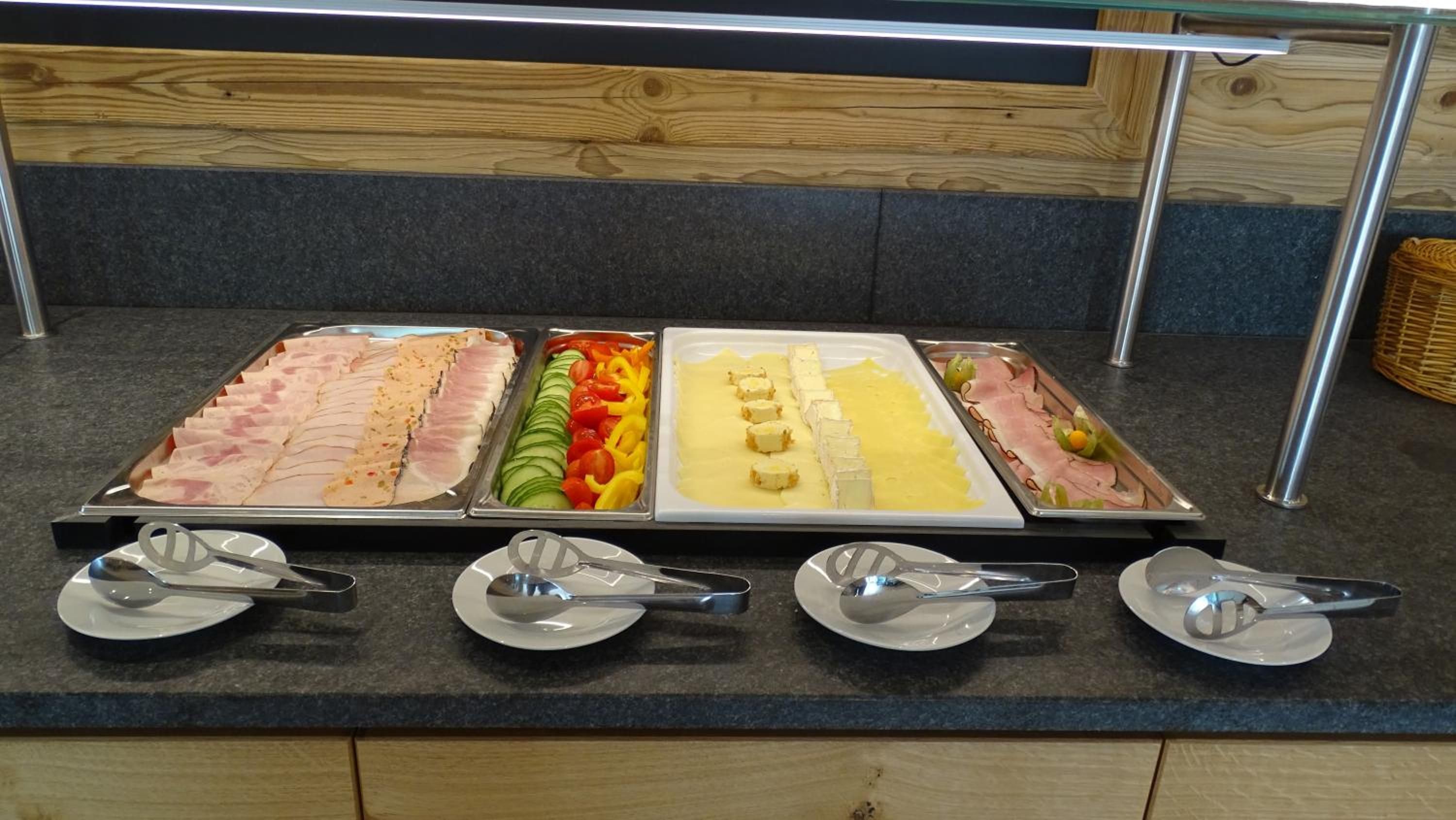 Ein reichhaltiges Buffet mit verschiedenen Speisen und Geschirr.
