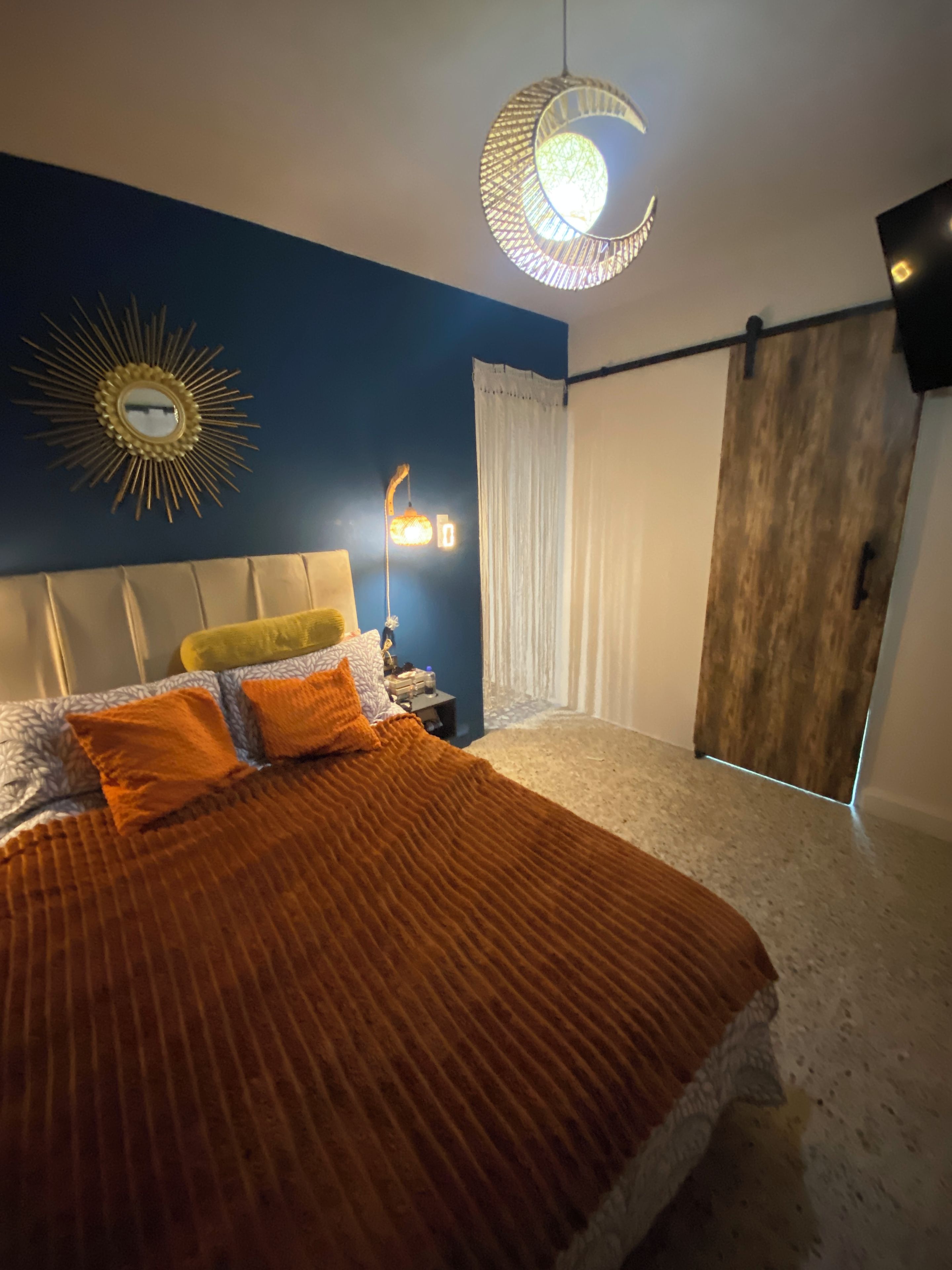 Iron/ironing board, WiFi, bed sheets