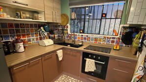 A kitchen with a tiled backsplash, a stove, and a window with bars. - Superb 1-bedroom apartment in vibrant Ciudad de México (Ciudad de México)