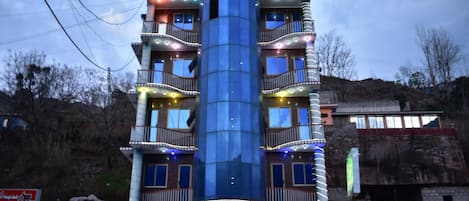 Un hôtel à plusieurs étages, doté de balcons et d’une enseigne indiquant qu’il s’agit de l’hôtel Kashmir Continental.