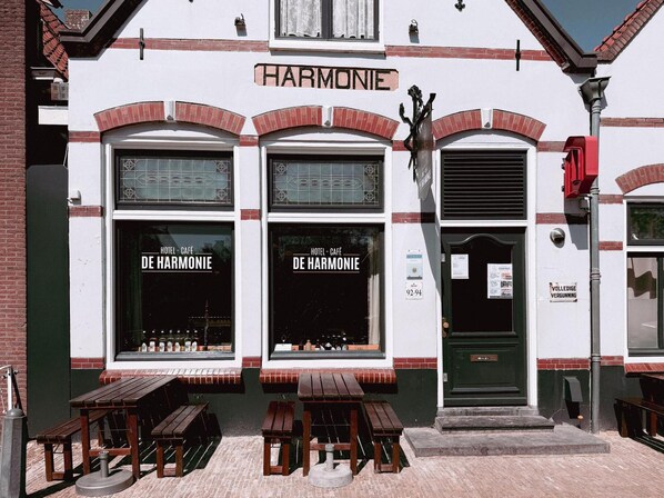 Un edificio con el nombre 'HARMONIE' bien visible.