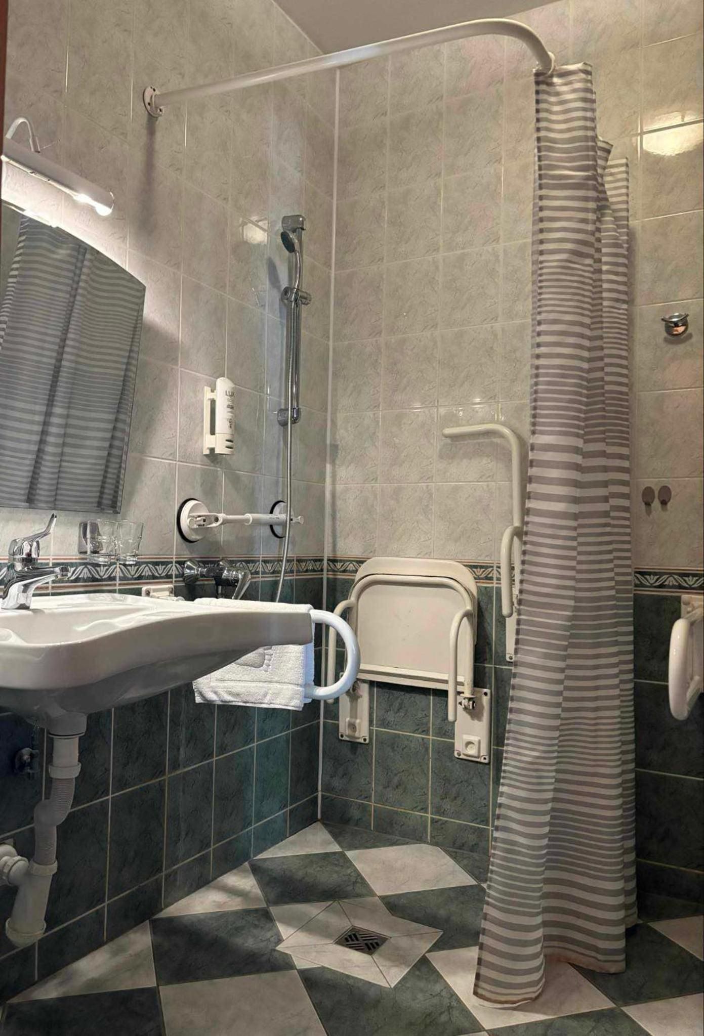 Ein Badezimmer mit Dusche, Waschbecken und Toilette.