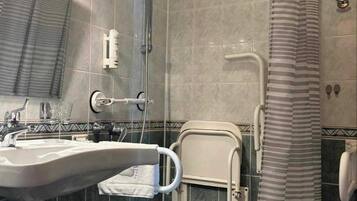 Ein Badezimmer mit Dusche, Waschbecken und Toilette.