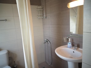 A bathroom with a shower, a sink, and a mirror. - Chamkoria Chalets (Samokov)