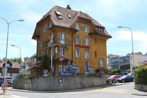 A multi-story hotel with a yellow facade, balconies, and a sign indicating it is a Glarnischhof. - Hotel Glv Rnisch Hof (Horgen)