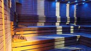 Eine Sauna mit Holzsitzen und einer schrägen Bodenkonstruktion.