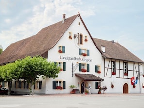 Een traditioneel gebouw met een bord waarop 'Landgasthof Ochsen' staat.