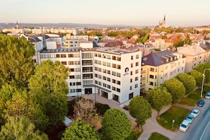 Ein mehrstöckiges Hotel mit modernem Design, das eine große 'HOTEL'-Beschriftung an der Fassade hat.