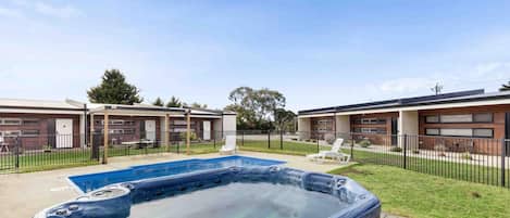 Zona residencial con piscina y jacuzzi.