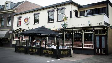 Edifici amb un rètol que diu 'Murphy's Station Hotel' i una tenda de cervesa 'Petrus' al davant.