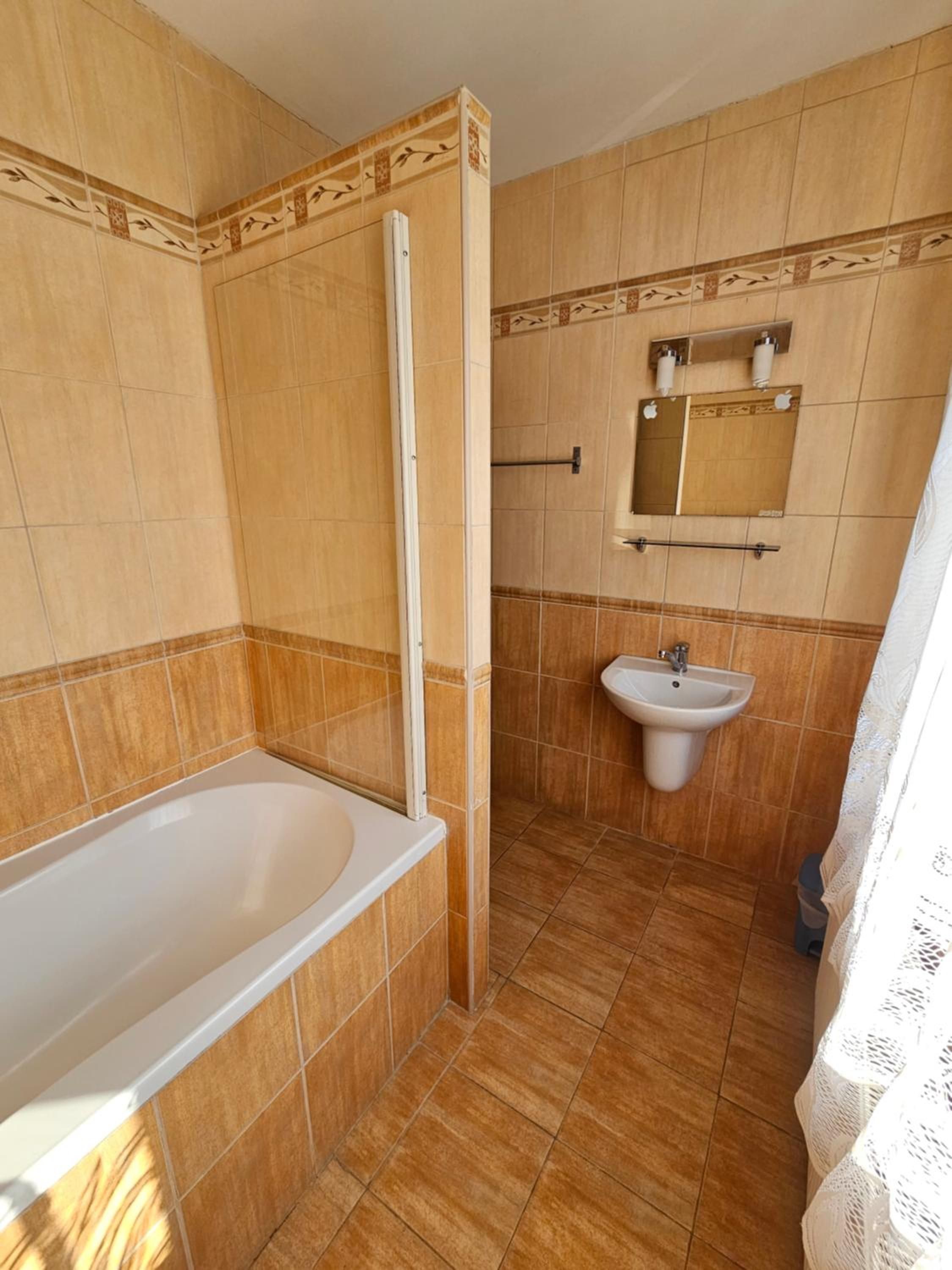 Un baño con bañera, lavamanos y ducha.