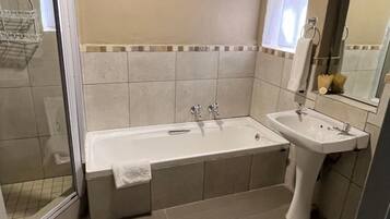 Une salle de bain avec une baignoire, un lavabo et des toilettes.