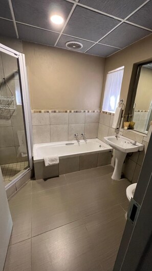 Un bagno con una vasca, un lavandino e un water.