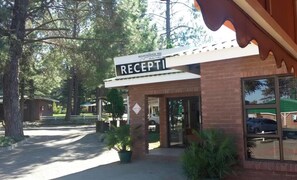 Exterior de un edificio con un cartel que dice 'RECEPTI' y 'MOUNTAINVIEW INN' sobre la entrada.