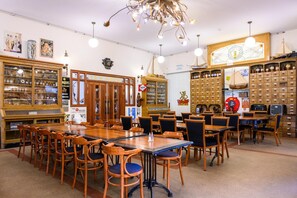 Um restaurante com mobiliário de madeira, um candelabro e decoração vintage.
