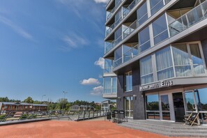 Un edificio moderno de varios pisos con un letrero que dice 'Resort Hotel Eliza'.