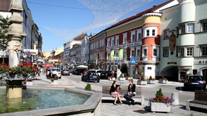 A public square with a fountain, benches, and a pedestrian walkway. - Motel Grieskirchen Superior (Grieskirchen)