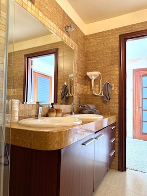 A bathroom with two sinks, a large mirror, and a towel rack. - Pokoje Rezydencja Parysa (Lublin)
