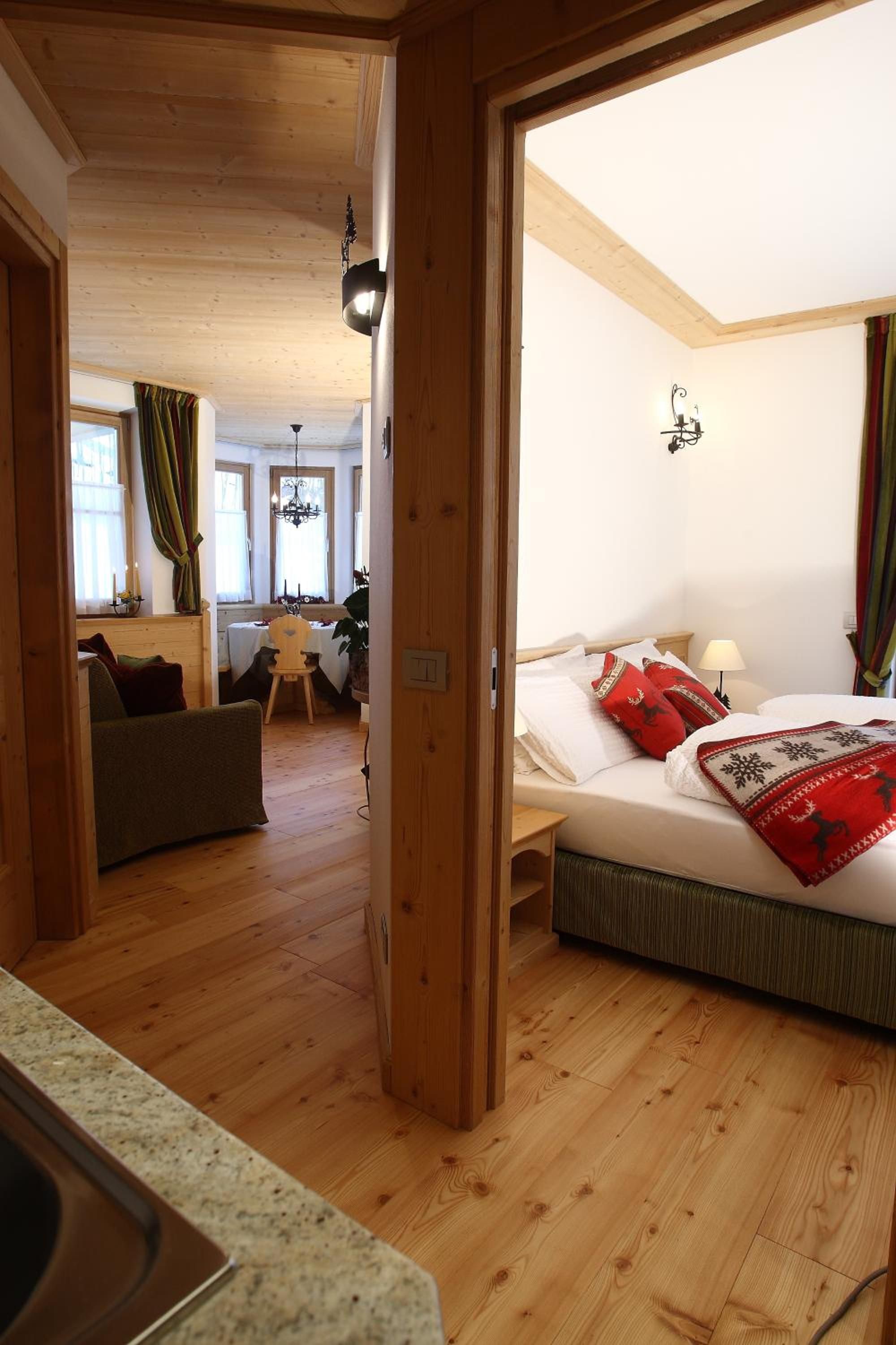 Ein Holzinterieur mit einem Bett, einer Couch und einem Essbereich.