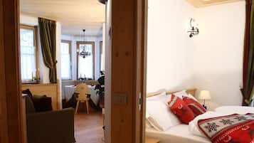 Ein Holzinterieur mit einem Bett, einer Couch und einem Essbereich.