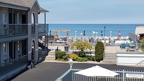 Une propriété située au bord de l’eau, dotée d’un balcon, d’un espace extérieur aménagé et offrant une vue sur la mer.