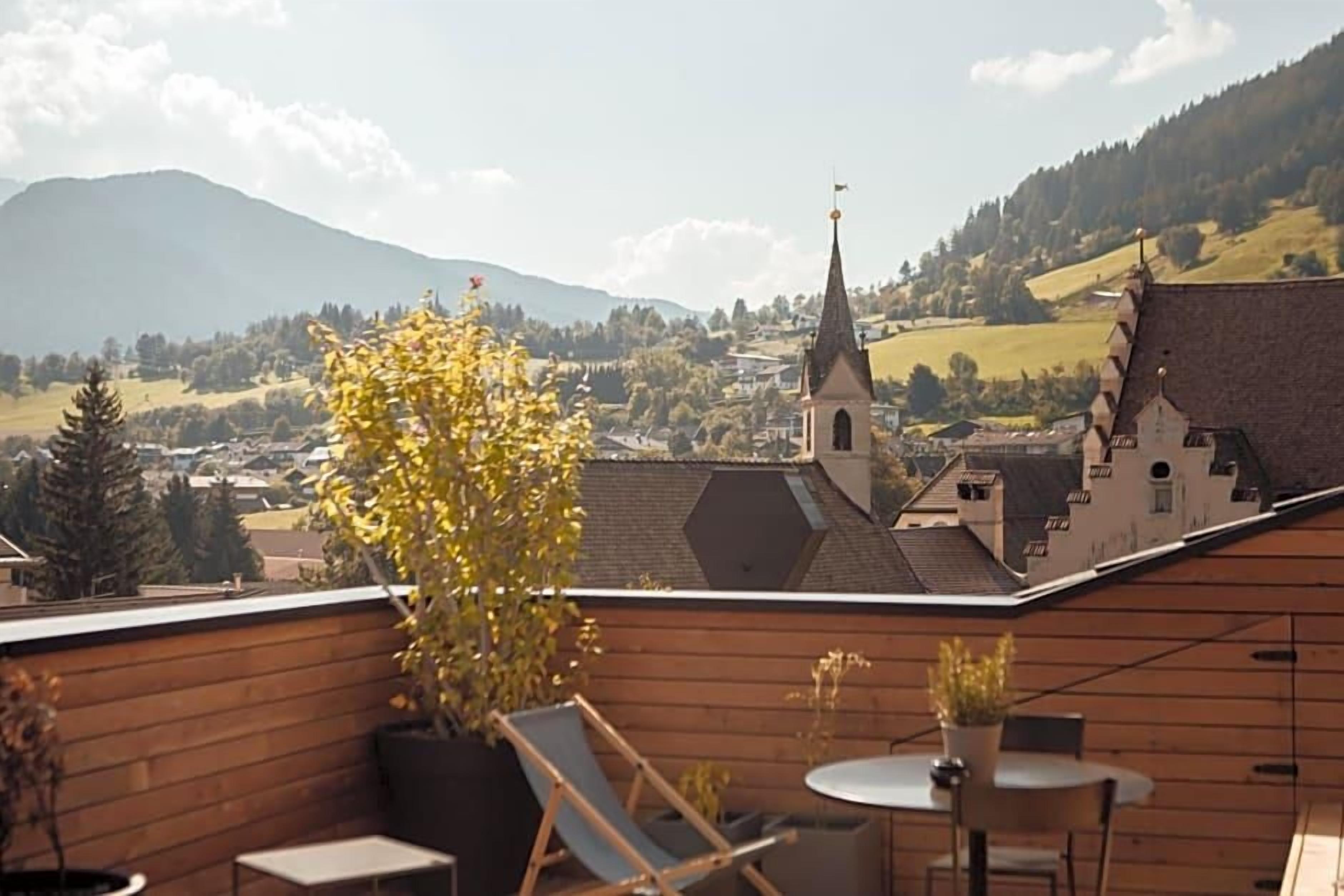 Une terrasse sur le toit offrant une vue sur la ville et les montagnes.