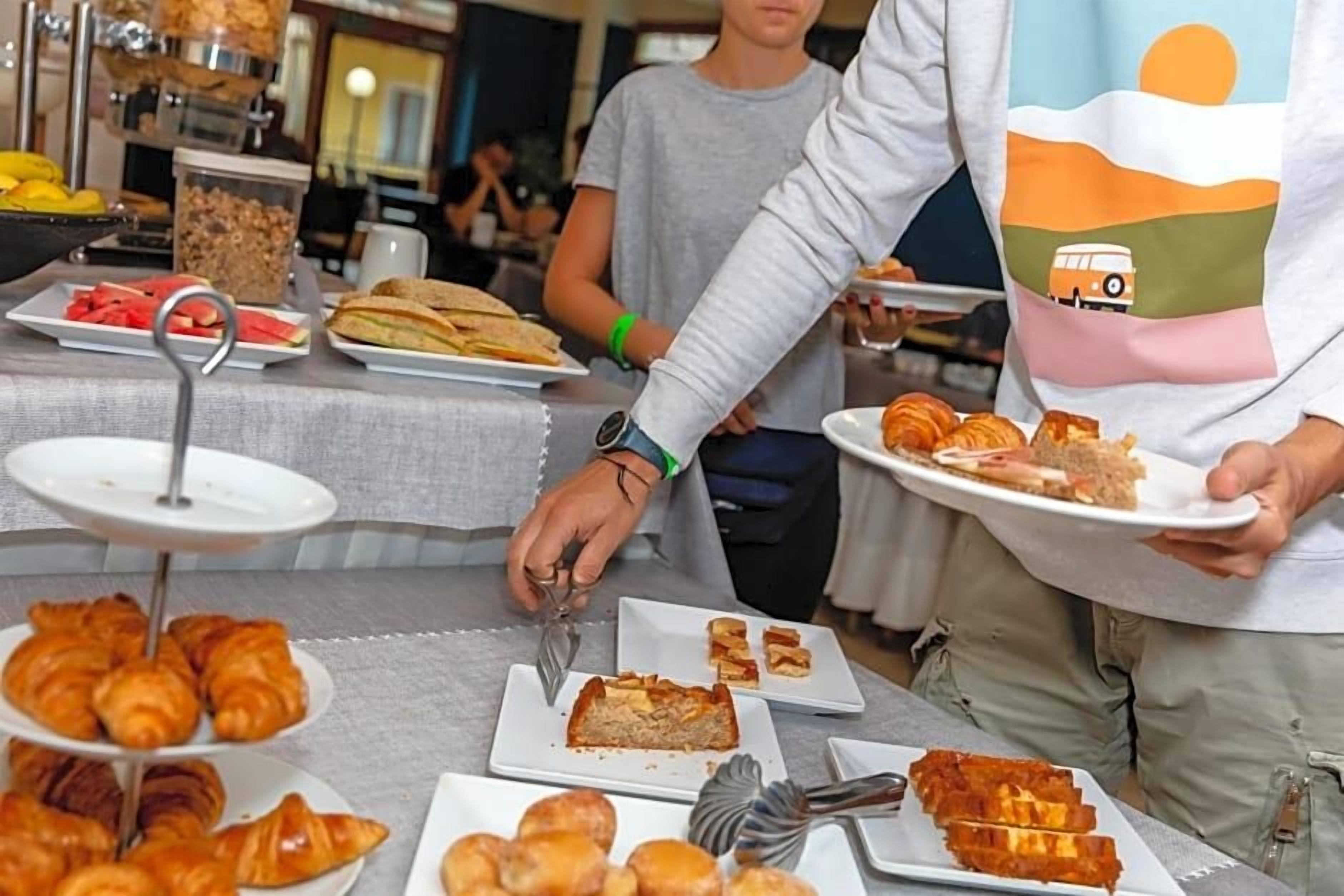 Un buffet con diversi cibi, tra cui dolci da forno e una torta.